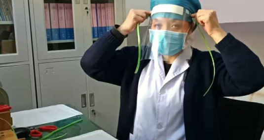 疫情当前防护用品紧缺 市妇幼保健院自制防护面罩