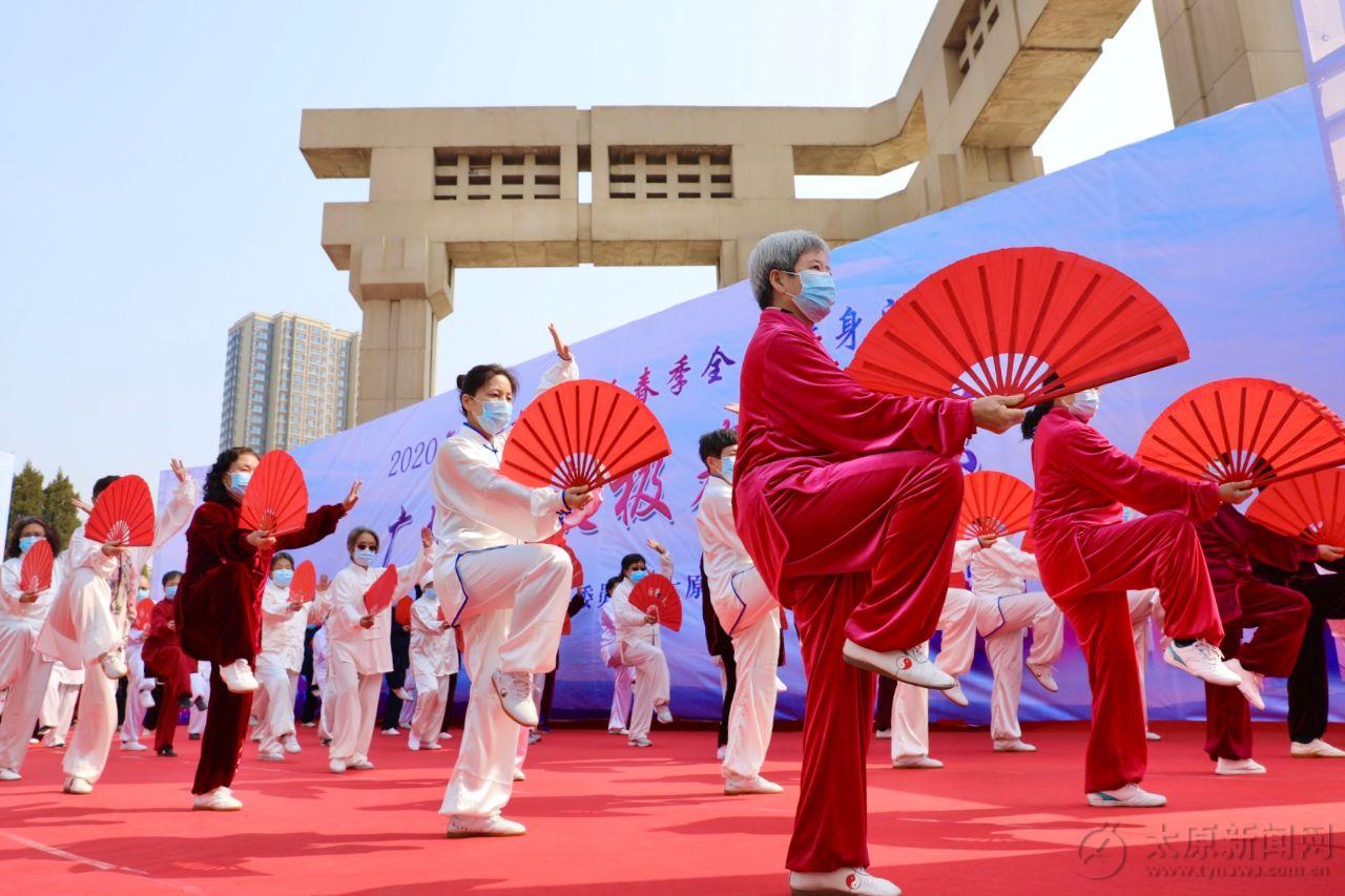 震撼！天津近千大爷大妈齐跳广场舞大声呐喊