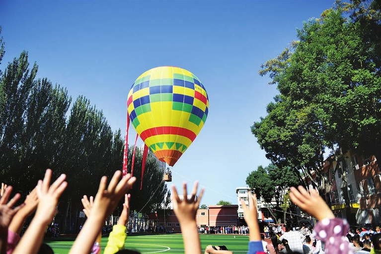 热气球“飞进”校园