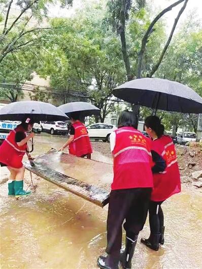 网格员排查汛情雨情 排除安全隐患