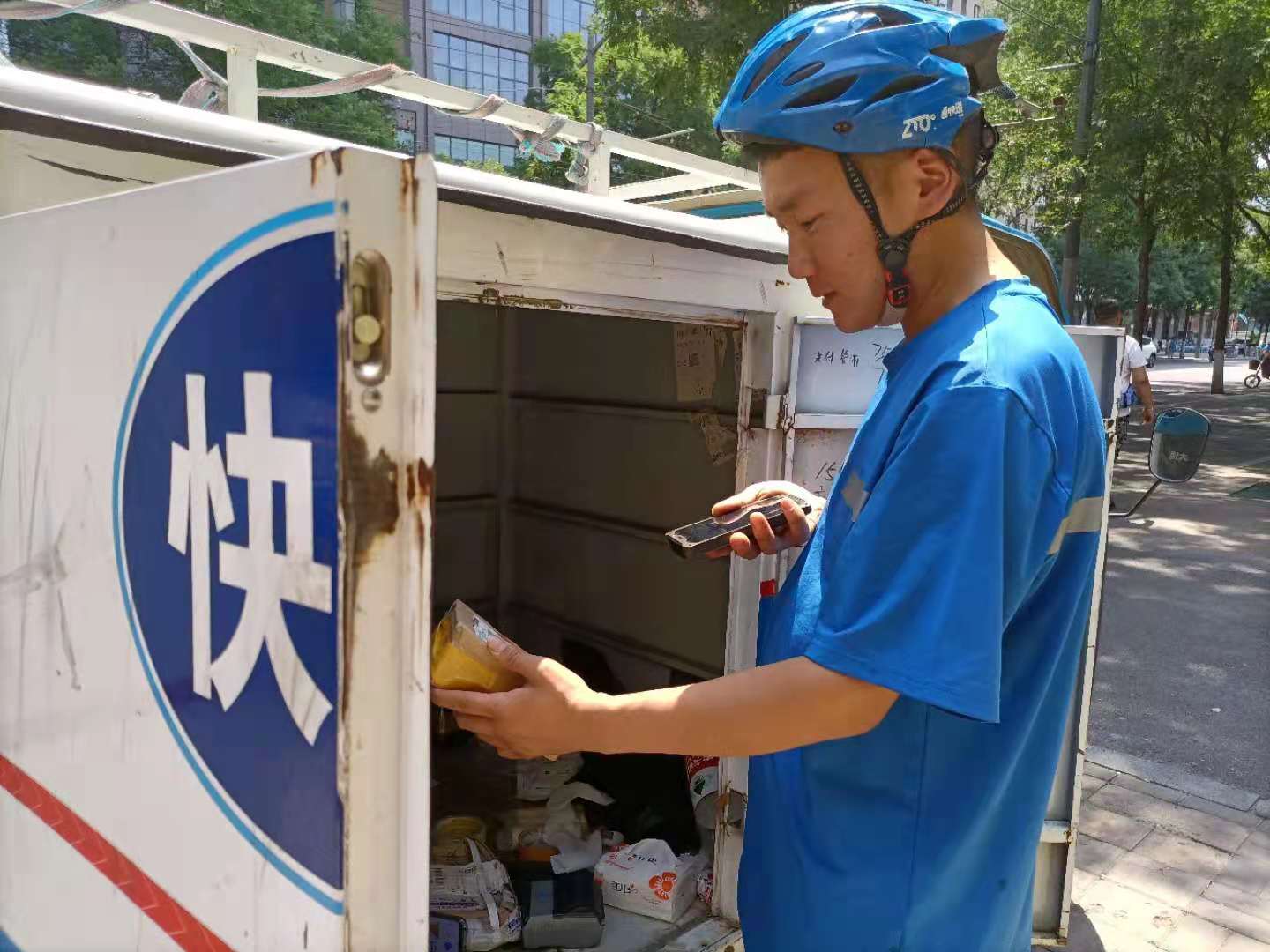 太原市集中整治快递“摆地摊”现象