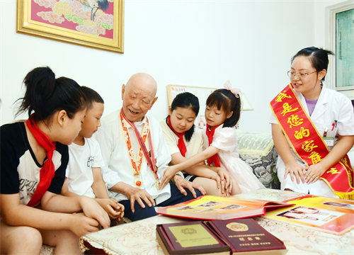 看望抗美援朝老军人 接受革命传统教育
