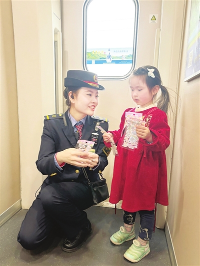 细微之处诠释坚守 G622次列车上的“暖心妈妈”