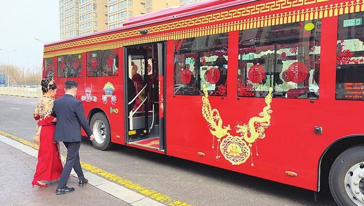 “520”向幸福出发 太原公交婚礼主题车厢迎来首秀