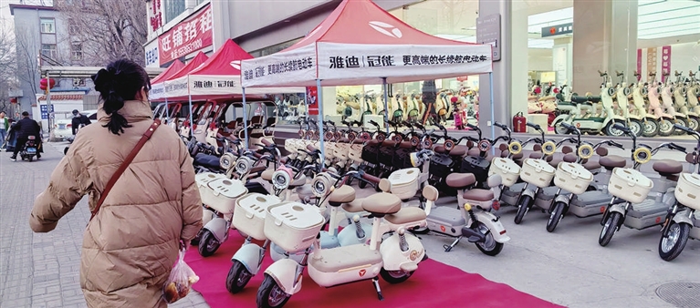 天暖宜骑行 补贴促换新 电动自行车“换新”热起来了