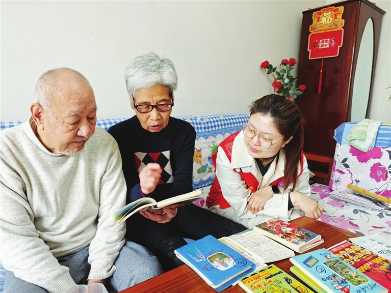 照顾患病老伴15年 妻子刘希瑜写下12本“护理日记”