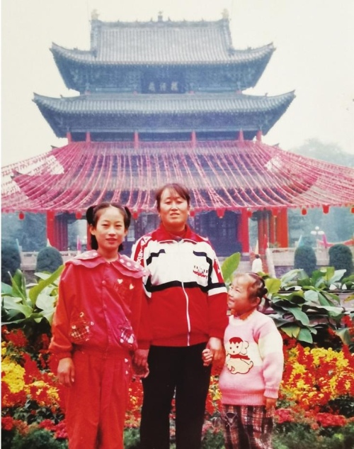 逛街、游园、观影、聚餐 牵着妈妈的手 共享幸福时光