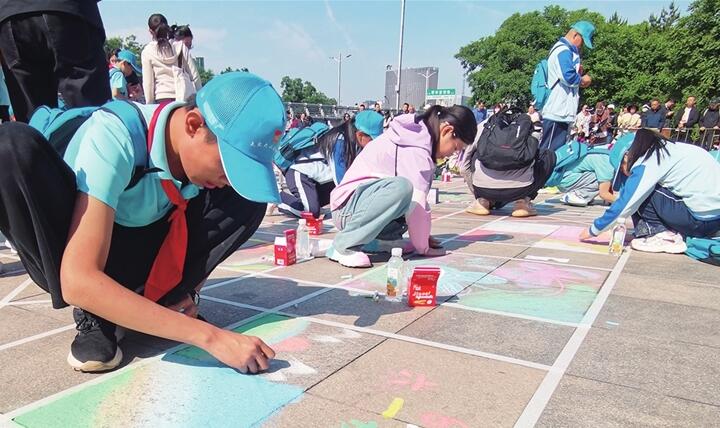 粉笔为媒 携手筑梦 三地少年儿童共绘未来画卷