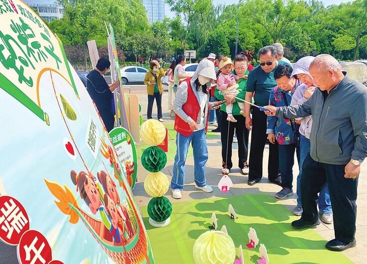 包粽子做香囊送艾草 邻里一家亲 节日氛围浓