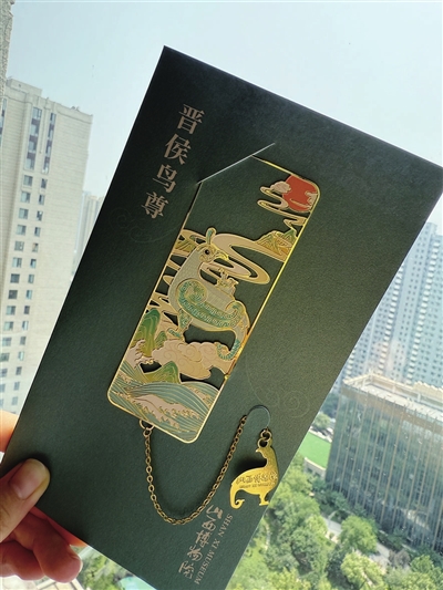 文创商品圈粉吸睛 游客行李箱装满“太原好物”